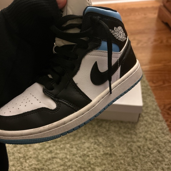 Jordan 1 University Blue (women’s) size 6 - Picture 2 of 10
